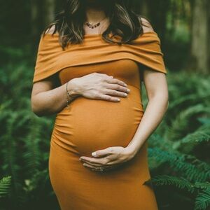 Motherhood maternity dress, great for photos or baby shower